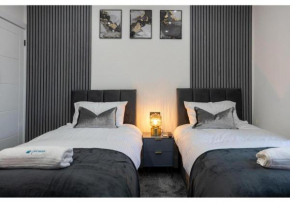 New Listing Luxurious Duplex in Bolton Sleeps 6 Parking